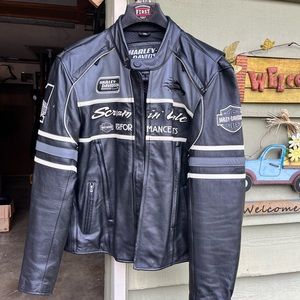 Harley Davidson mens lightly used motorcycle jacket. leather performance branded